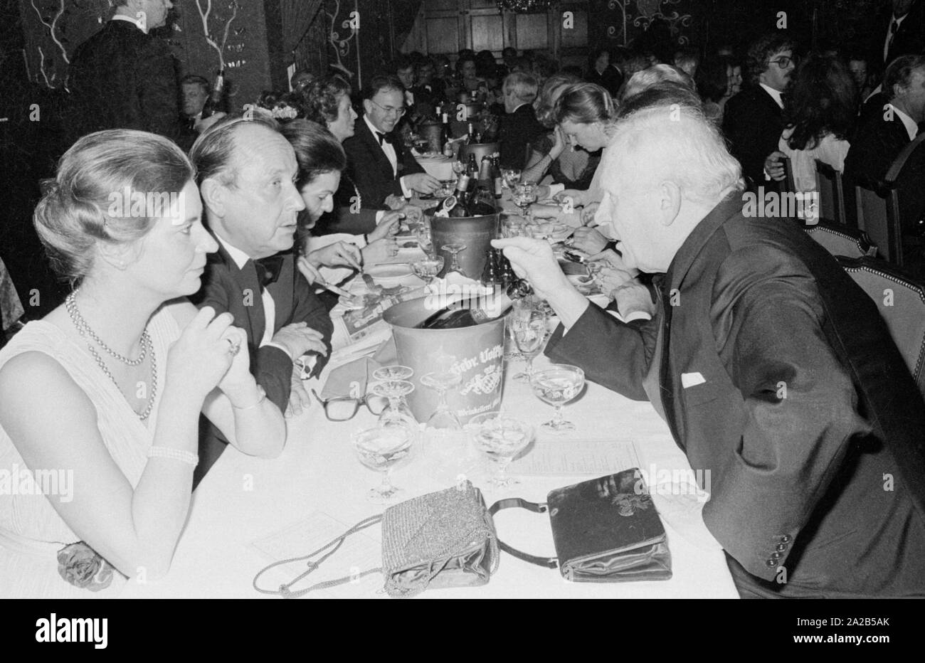 L'assemblée annuelle de l'ordre de Karl Valentin carnaval de Munich a été attribué à la société Narrhalla Hans-Dietrich Genscher en 1982. Photo de Hans-Dietrich Genscher et son épouse Barbara (à gauche) en conversation avec l'acteur Gert Froebe. Murray était un ancien vainqueur de l'ordre de Karl Valentin. Banque D'Images