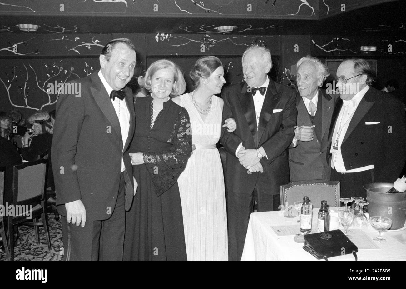 L'assemblée annuelle de l'ordre de Karl Valentin carnaval de Munich a été attribué à la société Narrhalla Hans-Dietrich Genscher en 1982. Cette photo a été prise après la cérémonie et Genscher montre (à gauche) avec les gagnants des années passées. De droite à gauche : August Everding, Luis Trenker, Gert Froebe. Au milieu, l'épouse de Genscher Barbara dans une robe blanche. Banque D'Images