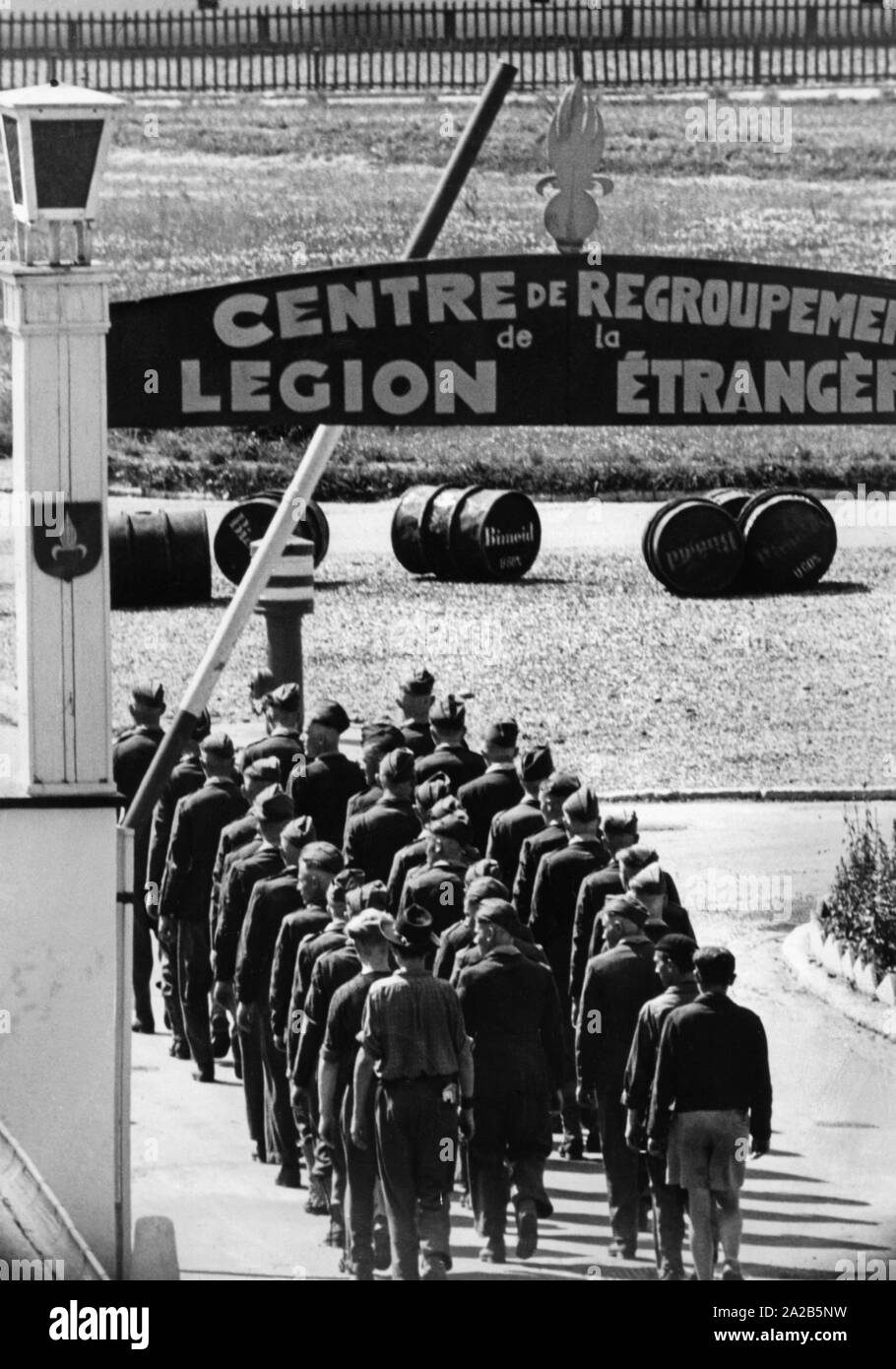 Un groupe de légionnaires étrangers marchant hors de la réorganisation du camp de la Légion étrangère française à Offenburg. Banque D'Images