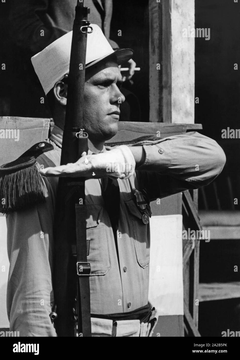 Un légionnaire allemand de la Légion étrangère française en uniforme avec une carabine (photo non datée, probablement 1951). Banque D'Images