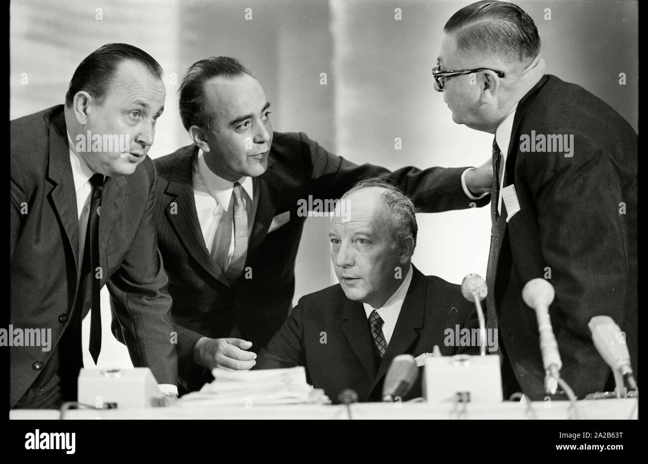 L'Allemagne. Nuremberg. Chef du parti, Walter Scheel au congrès du parti de la FDP. À gauche du Scheel (2e à partir de la droite) Hans-Dietrich Genscher (à gauche) et Hans Friederichs (2e de gauche). Juin 1969. Banque D'Images