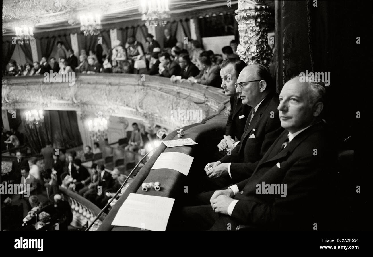 La Russie. Moscou. De gauche à droite : Walter Scheel, Wolfgang Mischnick et Hans-Dietrich Genscher sur l'invitation du Kremlin au Théâtre Bolchoï à Moscou. Juillet 1969. Banque D'Images