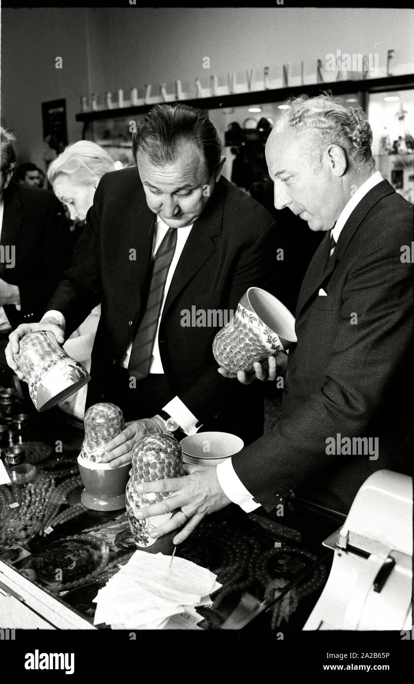 La Russie. Moscou. Walter Scheel (droite) et Hans-Dietrich Genscher (gauche) regarde poupées matriochka à Moscou. Juillet 1969. Banque D'Images