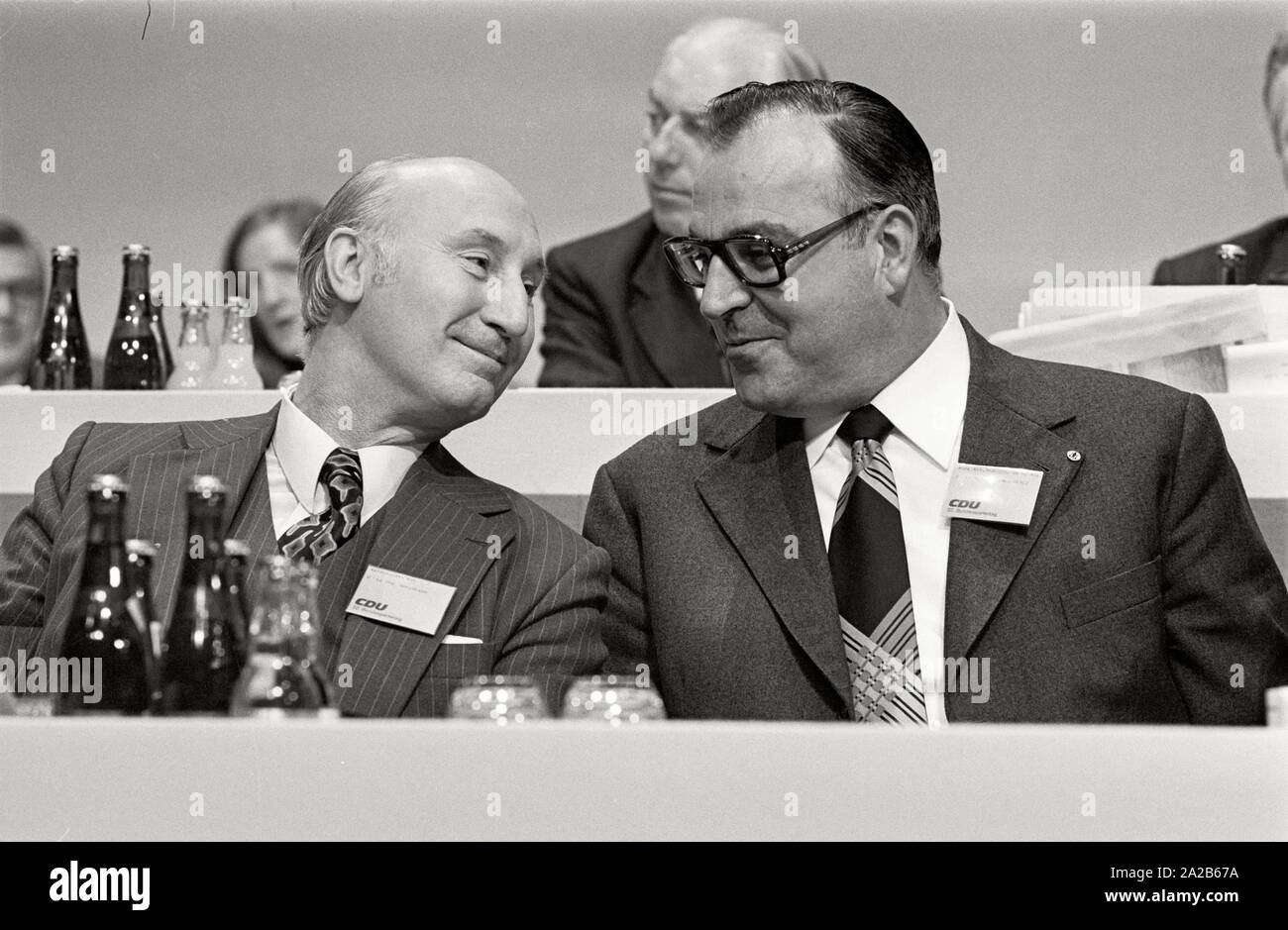 L'Allemagne. Hambourg. Novembre 1973. Congrès du parti CDU dans le centre des congrès de Hambourg. Le chef du parti, Helmut Kohl (à droite) avec son adjoint Hans Katzer (à gauche) au congrès du parti à Hambourg. Banque D'Images