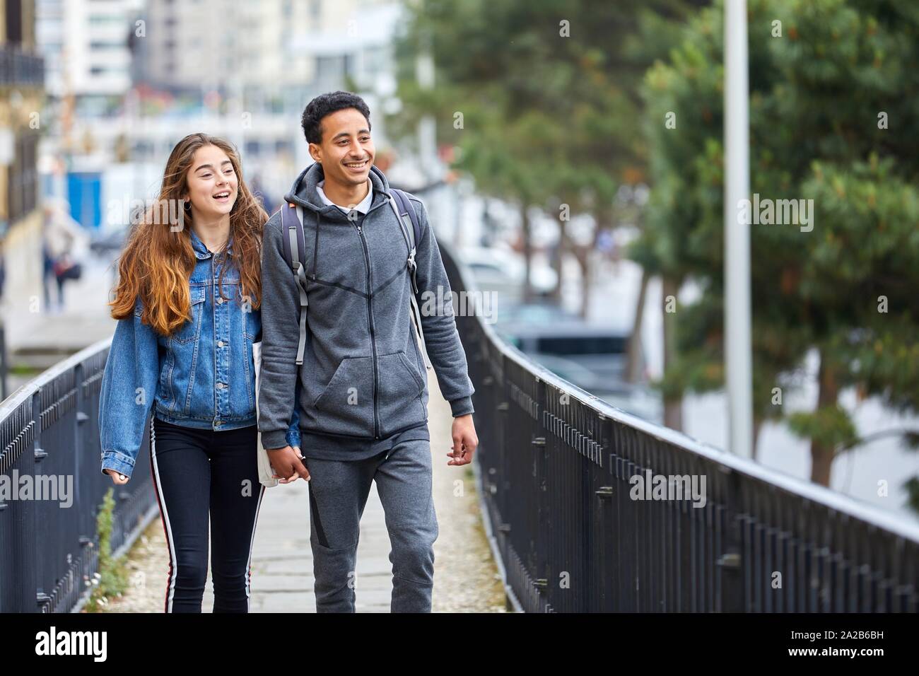 Couple de touristes qui visitent la ville, jeune couple multiracial, Donostia, San Sebastian, Gipuzkoa, Pays Basque, Espagne Banque D'Images