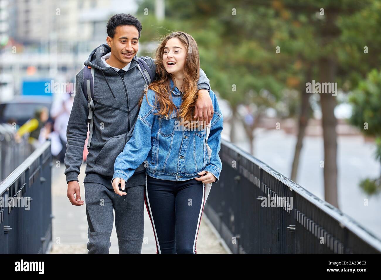 Couple de touristes qui visitent la ville, jeune couple multiracial, Donostia, San Sebastian, Gipuzkoa, Pays Basque, Espagne Banque D'Images