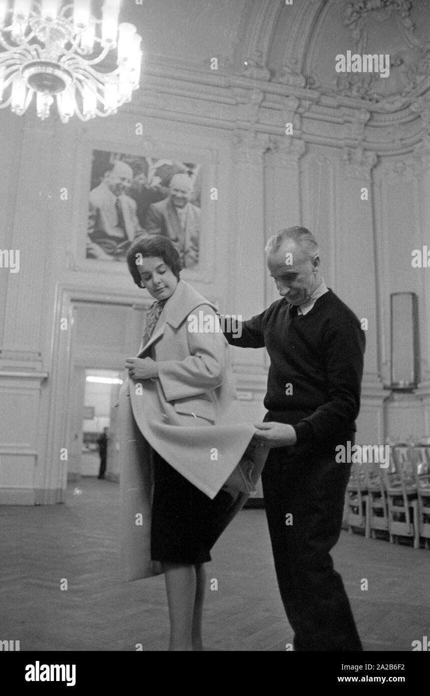 La ville au cours de la foire de printemps 1960. Une femme et un homme inspecter un manteau. La photo ci-dessus montre la porte sur la gauche Walter Ulbricht, le chef du gouvernement de la RDA et sur la droite l'UCA vice-président Krouchtchev. Banque D'Images