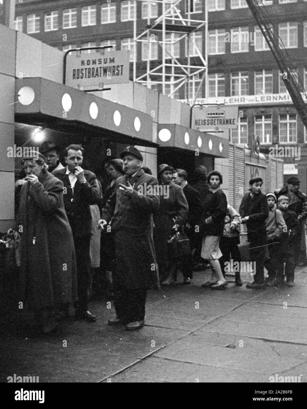 La ville au cours de la foire de printemps en 1960, les clients à un stand de la Bratwurst Konsum supermarchés. Banque D'Images