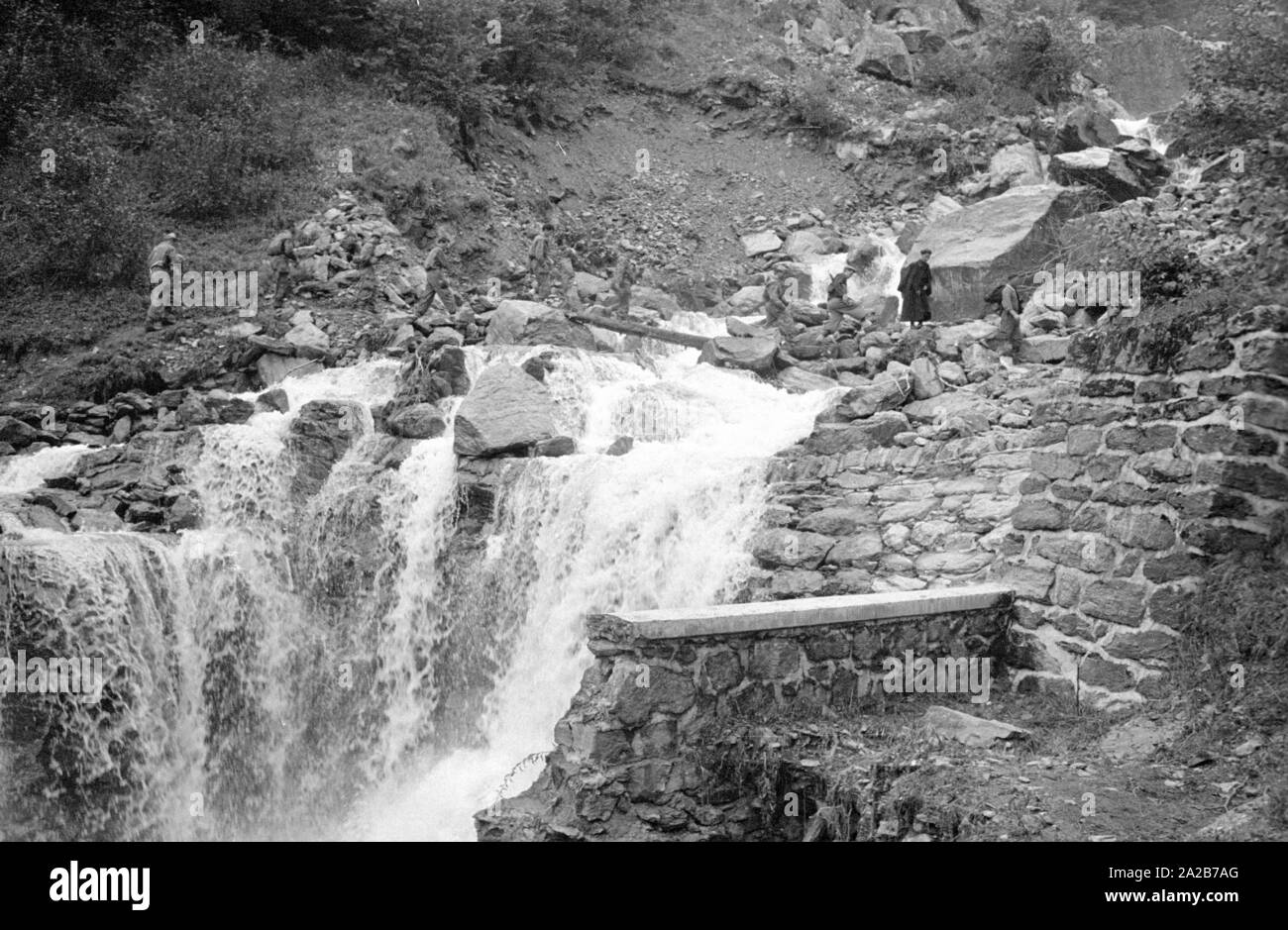 Cascade de l'Italie. Cette photo a été prise dans le cadre du rapport sur la tempête à l'Italie en 1960. La tempête a dévasté les villes de Loveno Boario Terme et Valcamonica, dans la province de Brescia en Lombardie. Banque D'Images