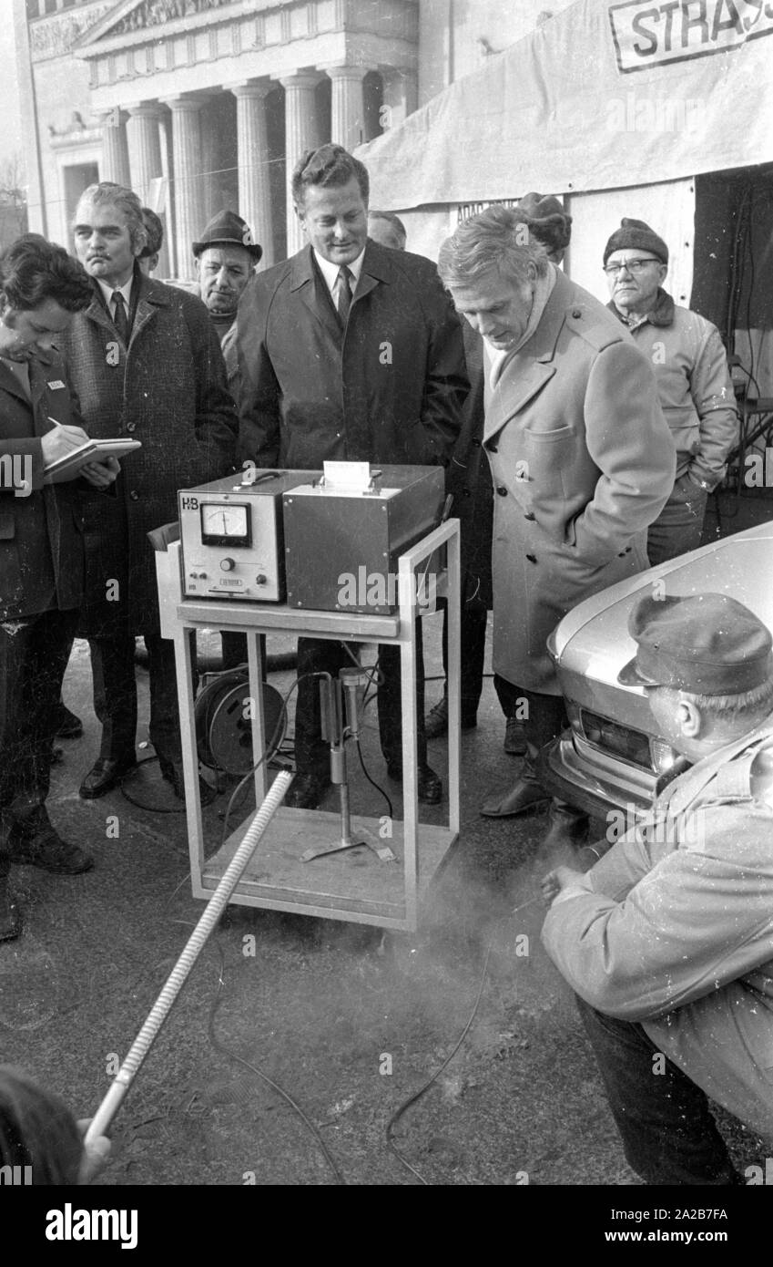L'ADAC effectue des mesures des gaz d'échappement sur la Koenigsplatz à Munich. L'homme politique Max Streibel CSU (milieu) et de l'acteur Blacky Fuchsberger (r.) regardez l'appareil de mesure. Banque D'Images