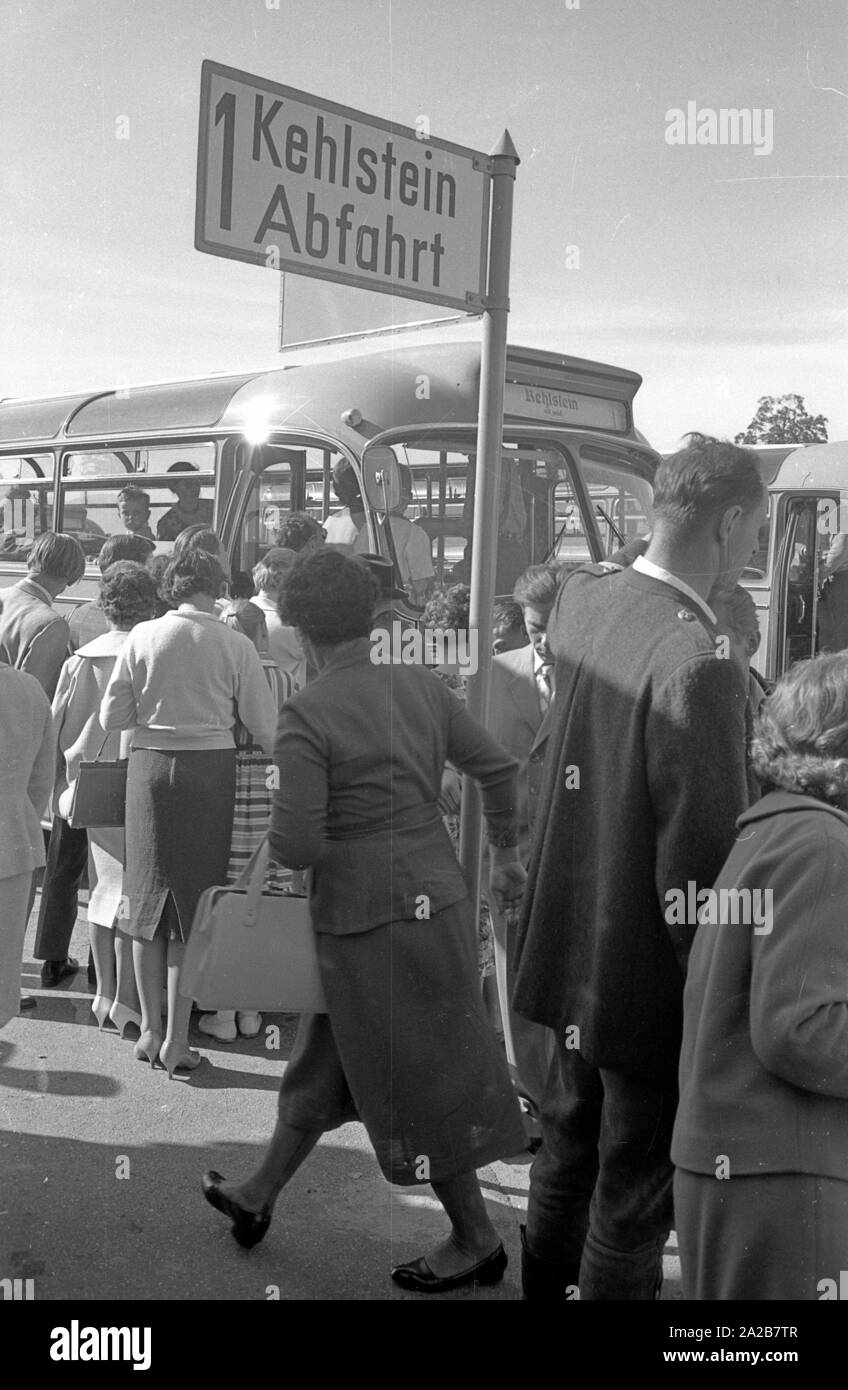 Dans un parc de stationnement pour les autobus de touristes grimper vers Kehlstein. Banque D'Images