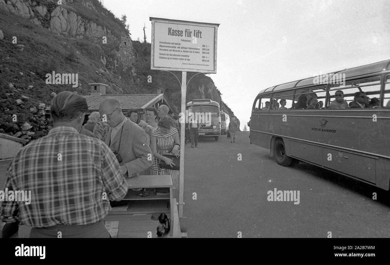 Prendre les bus de touristes dans le Kehlstein parking. Là, à la caisse en face de l'entrée du Kehlstein ascenseur une file d'attente s'est formée. Banque D'Images