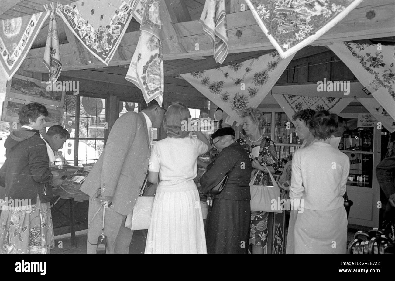 Les visiteurs du shopping dans un magasin de souvenirs dans une zone de stationnement pour autobus sur le chemin de la Kehlsteinhaus (Nid d'Aigle). Banque D'Images