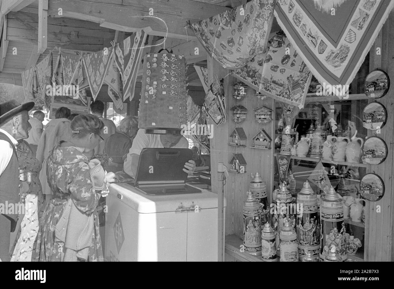 Les visiteurs du shopping dans un magasin de souvenirs dans une zone de stationnement pour autobus sur le chemin de la Kehlsteinhaus (Nid d'Aigle). Banque D'Images