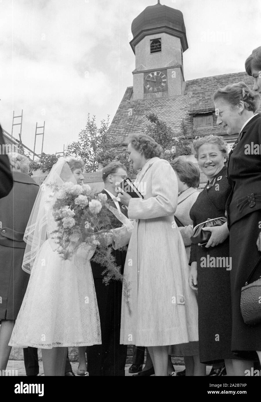 A senior couple accepte les félicitations des invités après le mariage. Banque D'Images