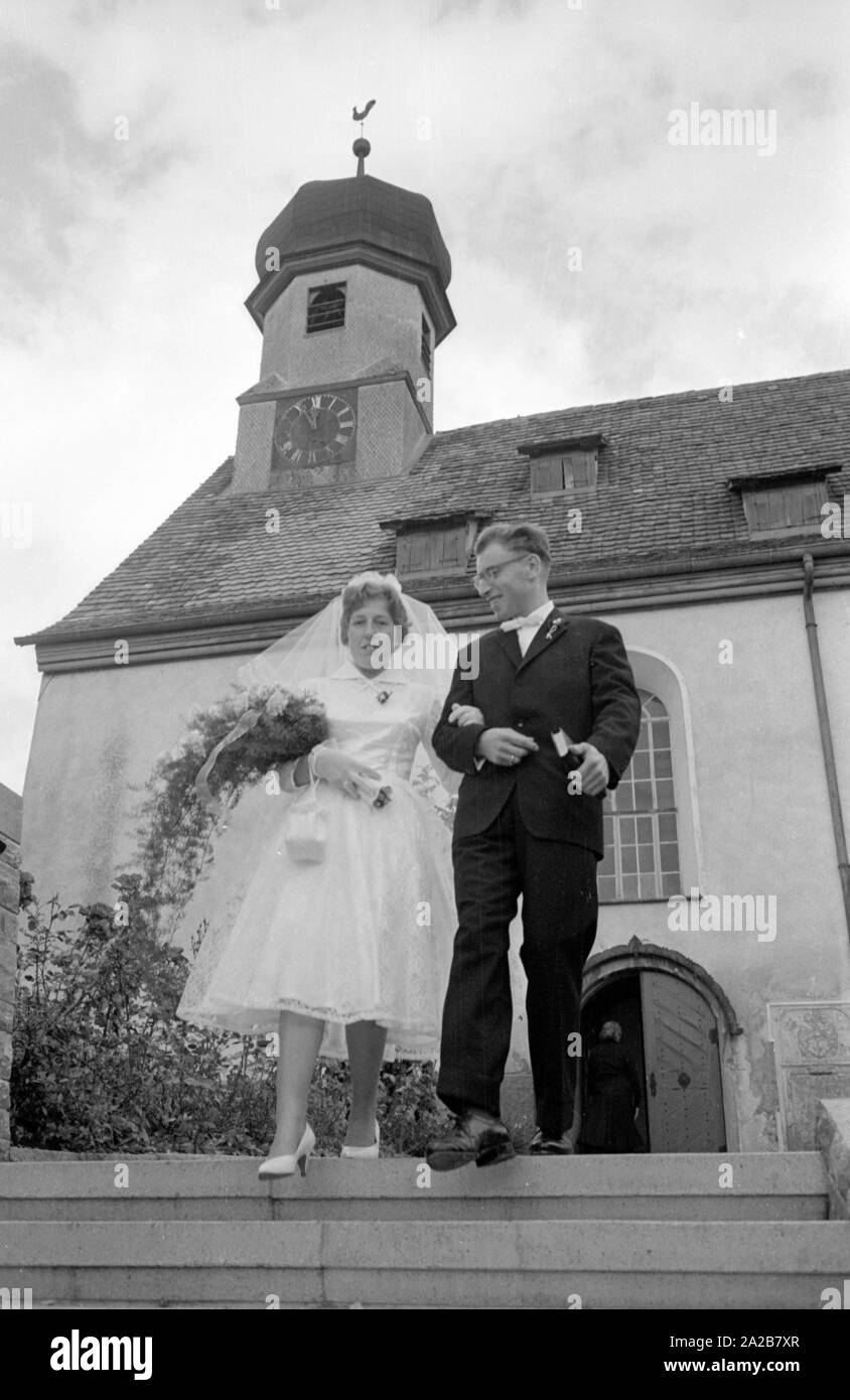 A senior couple quitte l'église en 038884. Banque D'Images