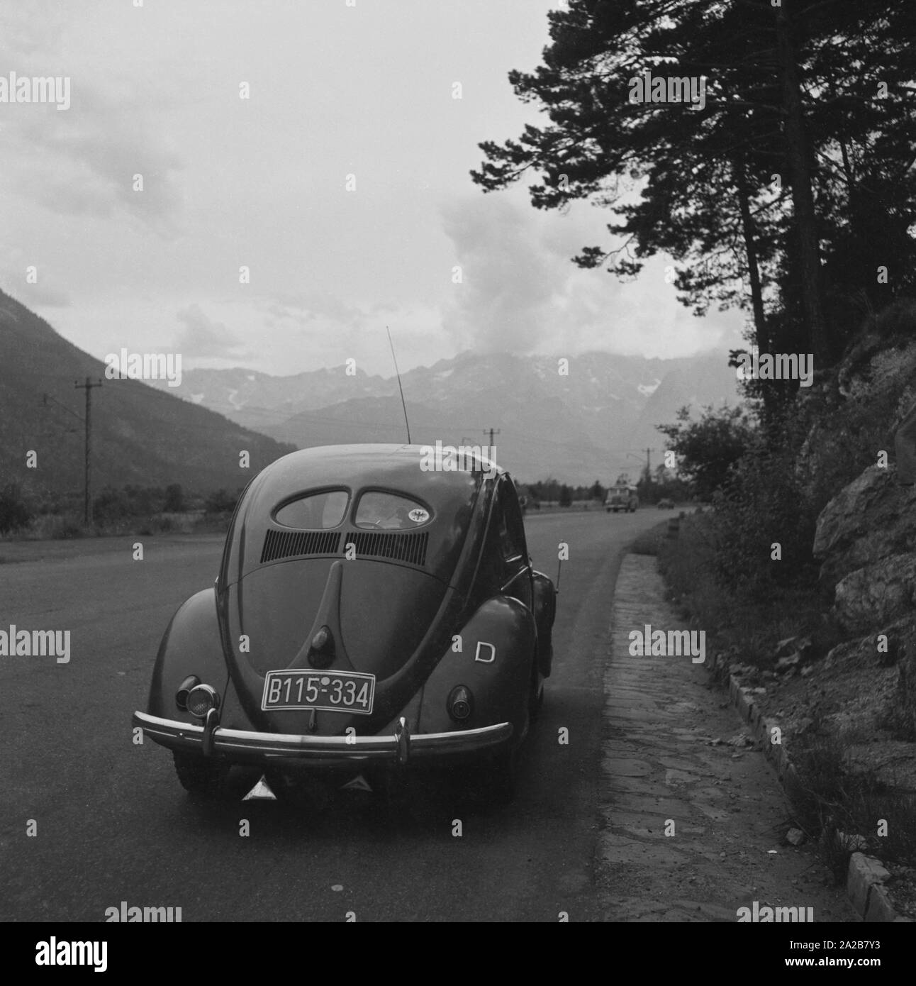 Une Coccinelle avec plaque de Bavière sur une route de montagne. Caractéristiques de l'insecte au cours de ses premières années, ce sont les petits feux arrière et la vitre arrière divisé ('Bretzel Beetle'). Banque D'Images