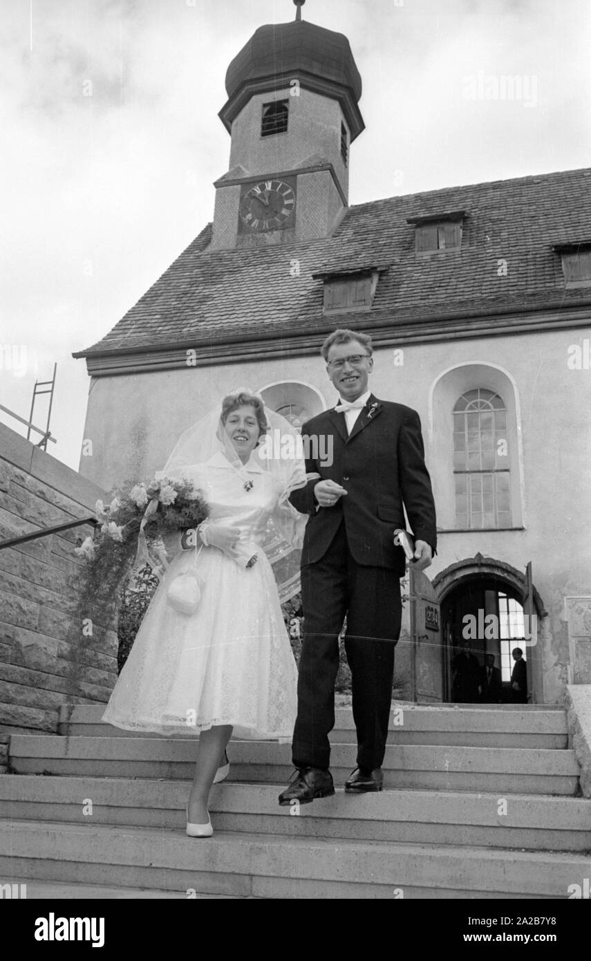 A senior couple quitte l'église en 038884. Banque D'Images