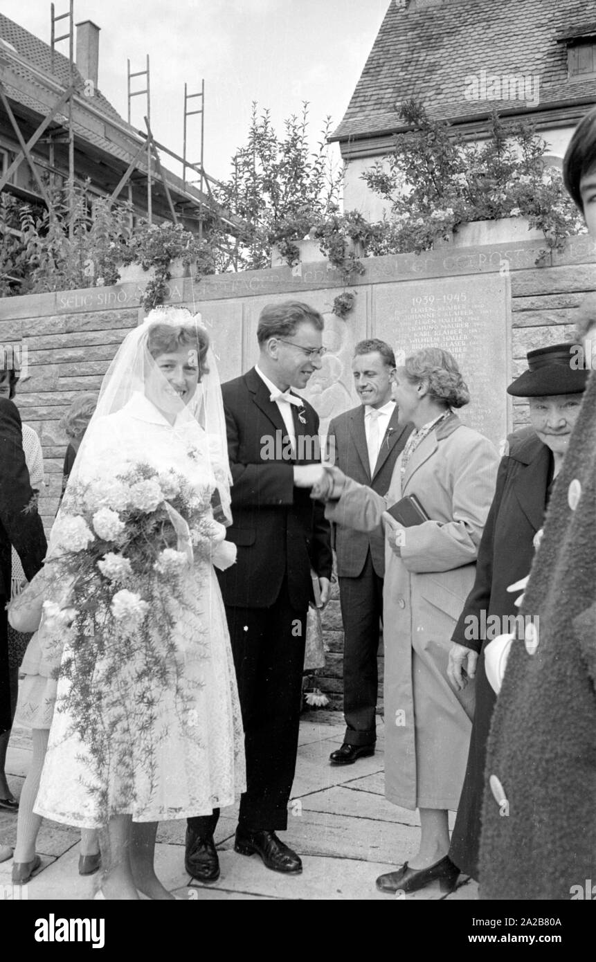 A senior couple accepte les félicitations des invités après le mariage. Banque D'Images