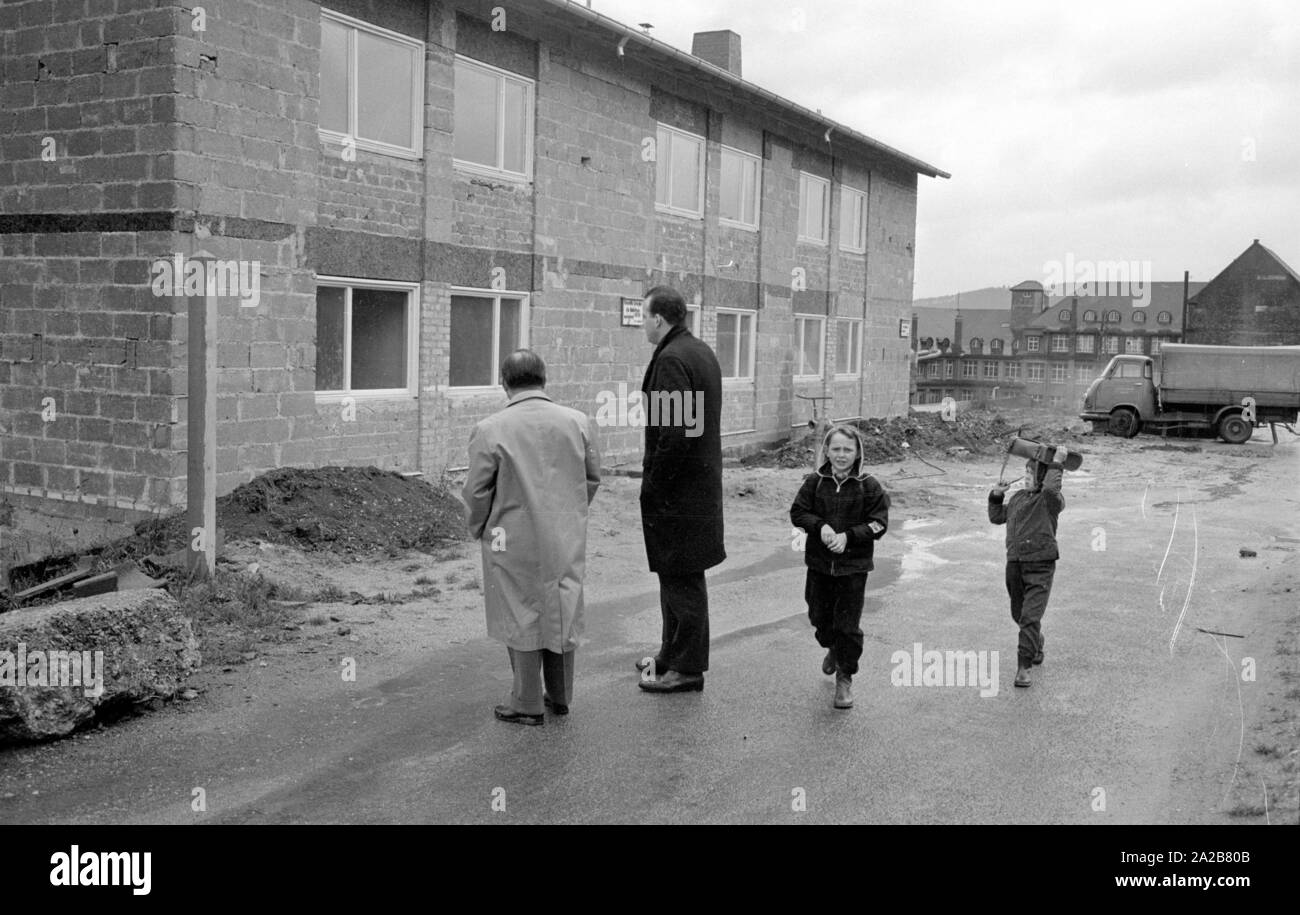 Deux hommes, accompagné de deux enfants, regardez un immeuble d'habitation nouvellement construit dans la région de Tuttlingen. Banque D'Images