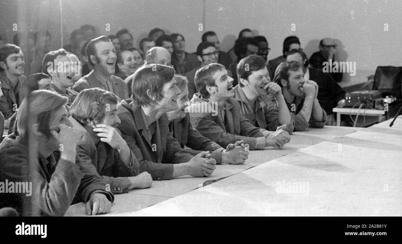 Le clown espagnol effectue Charlie Rivel à la prison de Landsberg sur 03.03.1971. Les spectateurs sont les prisonniers de l'établissement pénitentiaire. Banque D'Images