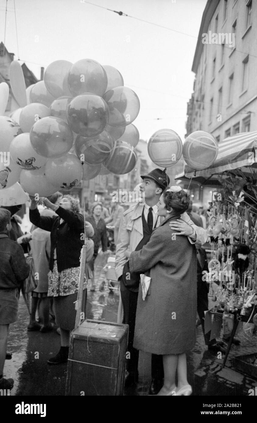 Un couple nouvellement marié à Bâle achète ballons sur un marché. L'un des conjoints est américaine. Banque D'Images