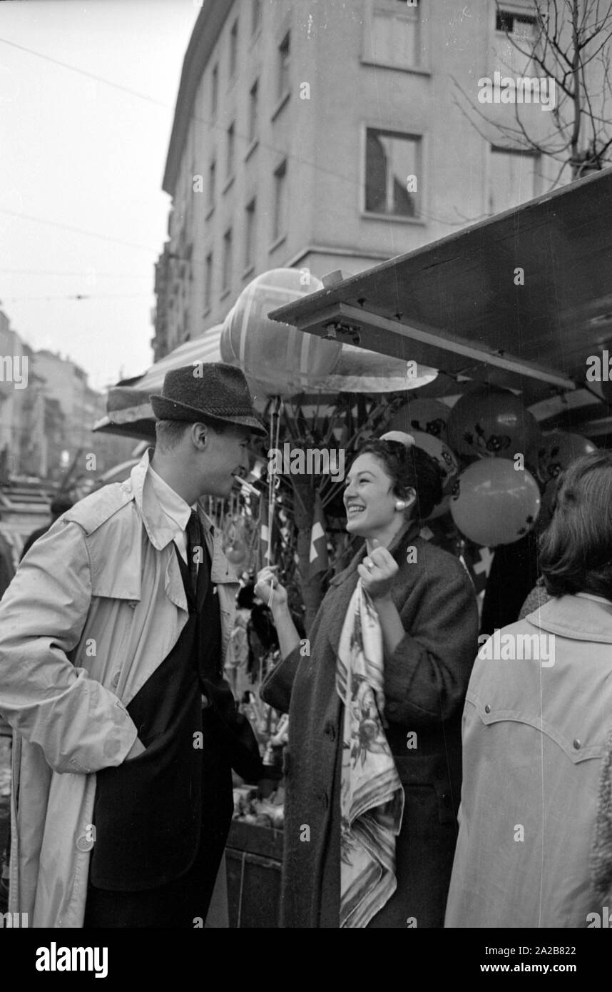 Un couple nouvellement marié à Bâle achète ballons sur un marché. L'un des conjoints est américaine. Banque D'Images