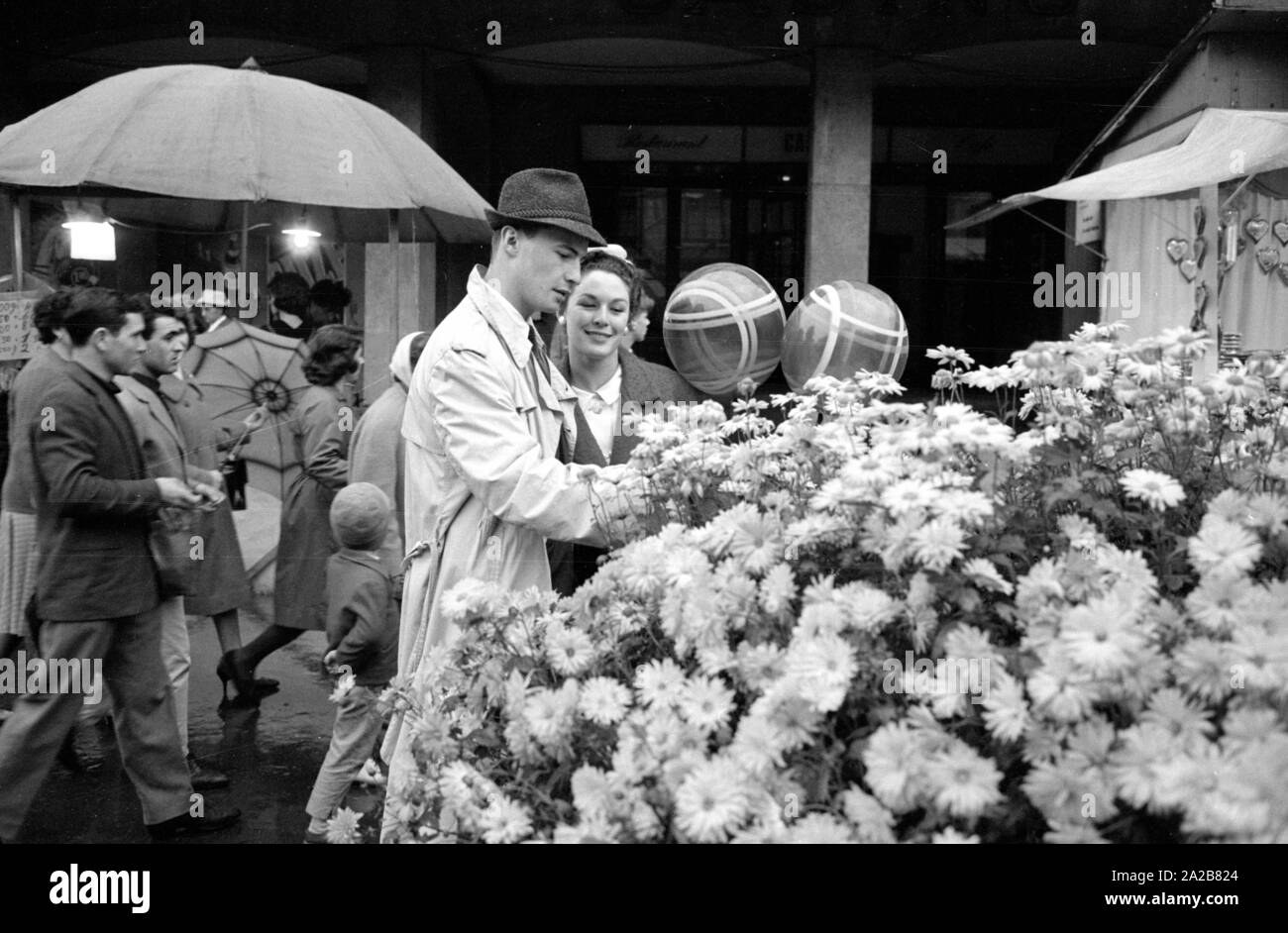 Couple dans le centre-ville de Bâle. L'un des conjoints est américaine. Banque D'Images