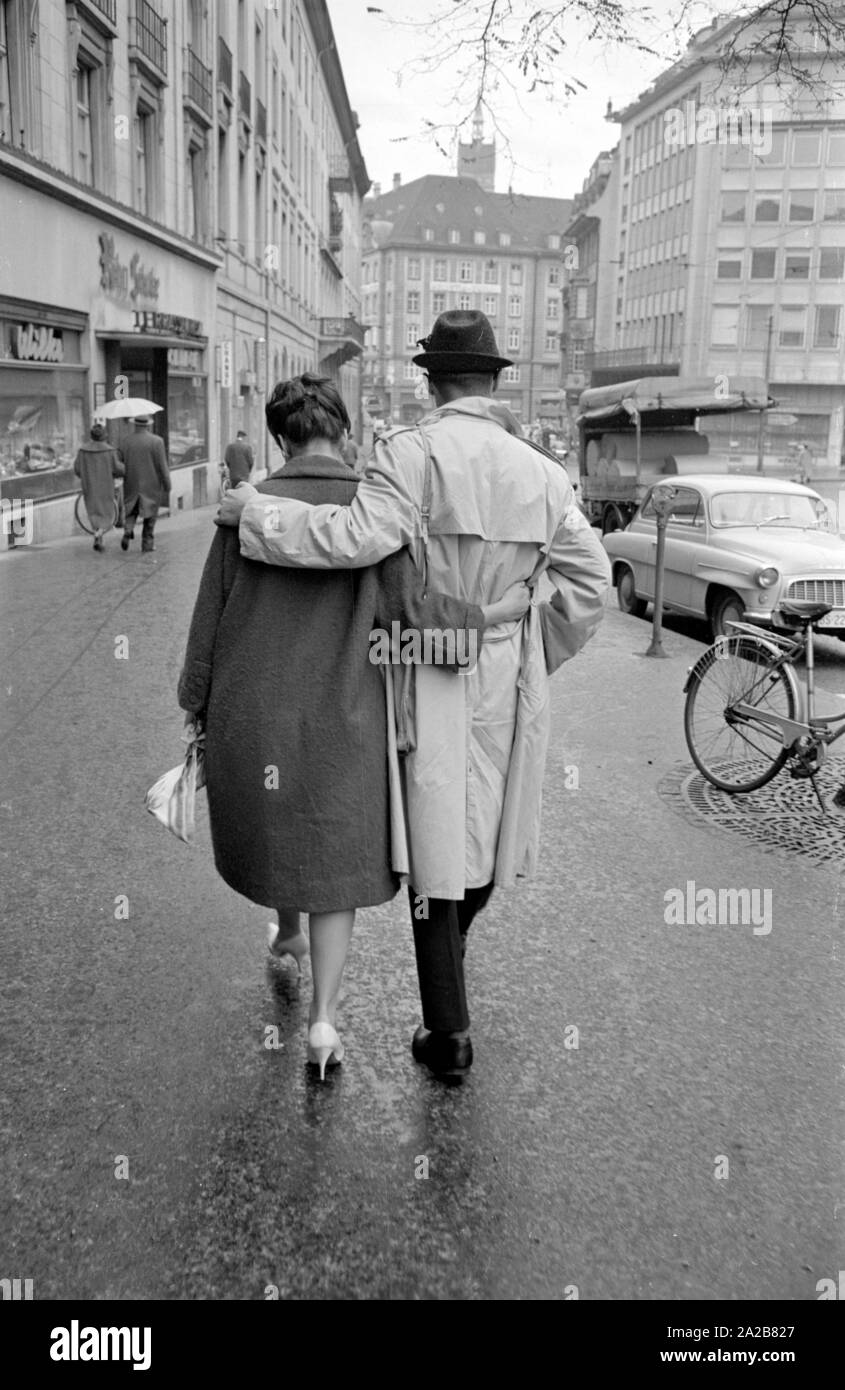 A senior couple marche dans les rues de Bâle. L'un des conjoints est américaine. Banque D'Images