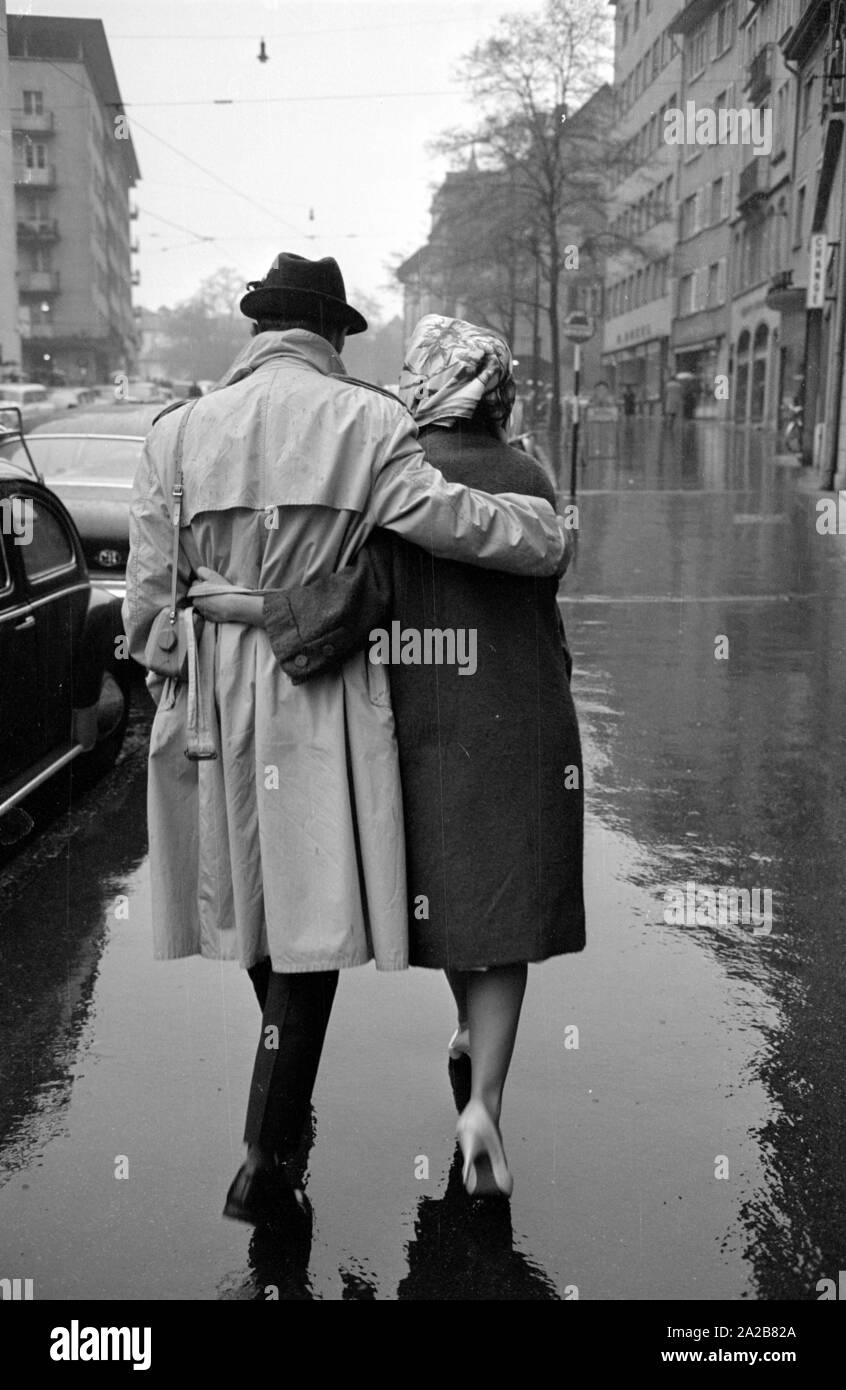 A senior couple marche dans les rues de Bâle. L'un des conjoints est américaine. Banque D'Images