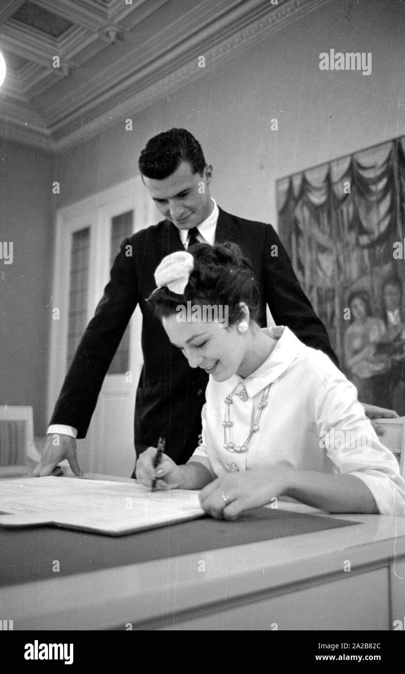 Au bureau du greffe de Bâle, une épouse qui signe le certificat lors de la cérémonie de mariage. L'un des conjoints est américaine. Banque D'Images