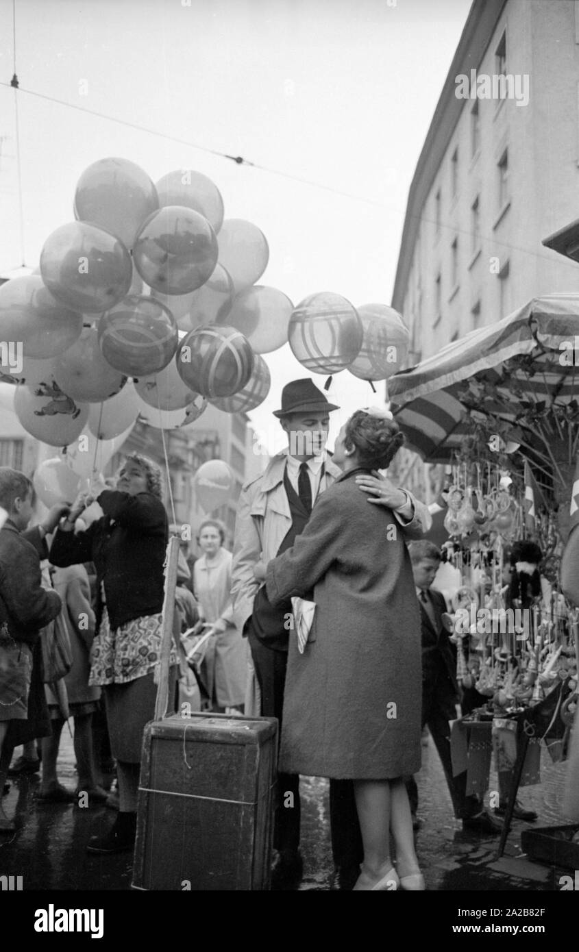 Un couple nouvellement marié à Bâle achète ballons sur un marché. L'un des conjoints est américaine. Banque D'Images