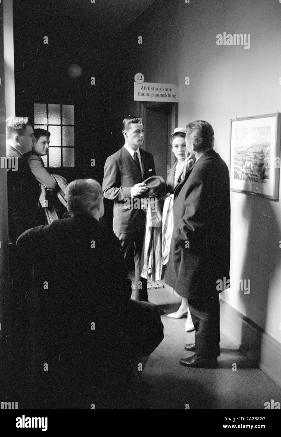 Un couple mariée est en attente pour la cérémonie de mariage au bureau de l'enregistrement à Bâle. L'un des conjoints est américaine. Banque D'Images