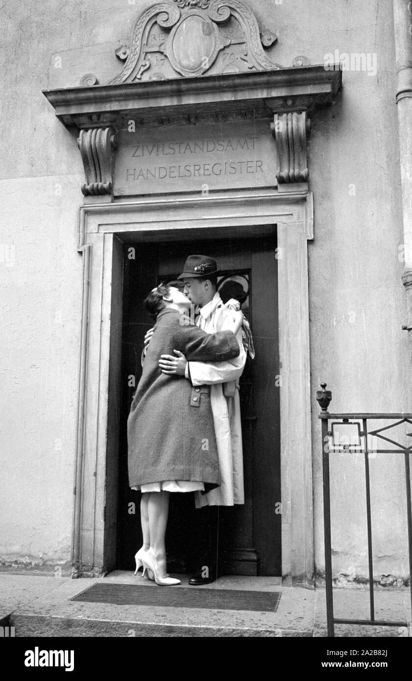 Ce couple kisses en face de l'office de l'État à Bâle. L'un des conjoints est américaine. Banque D'Images
