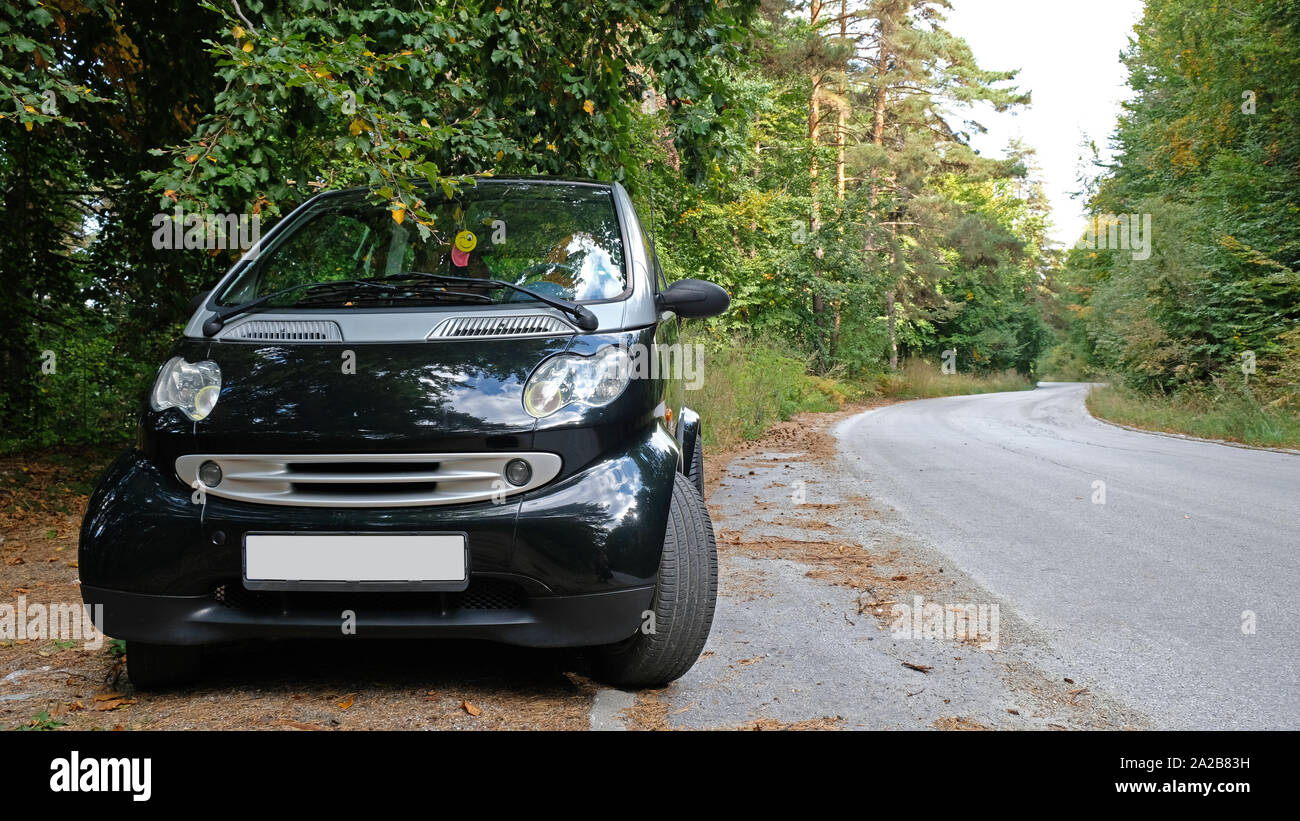 Une petite voiture pour une promenade dans les bois Banque D'Images