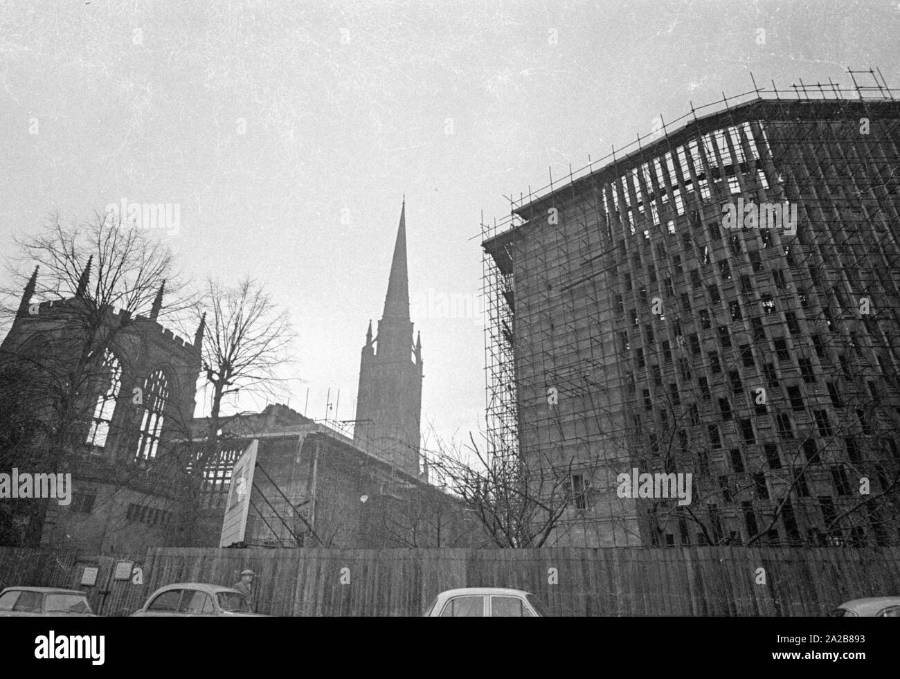 La nouvelle cathédrale St Michael's dans la région de Coventry est attaché à la paroi extérieure de la ruine de la vieille cathédrale. Banque D'Images