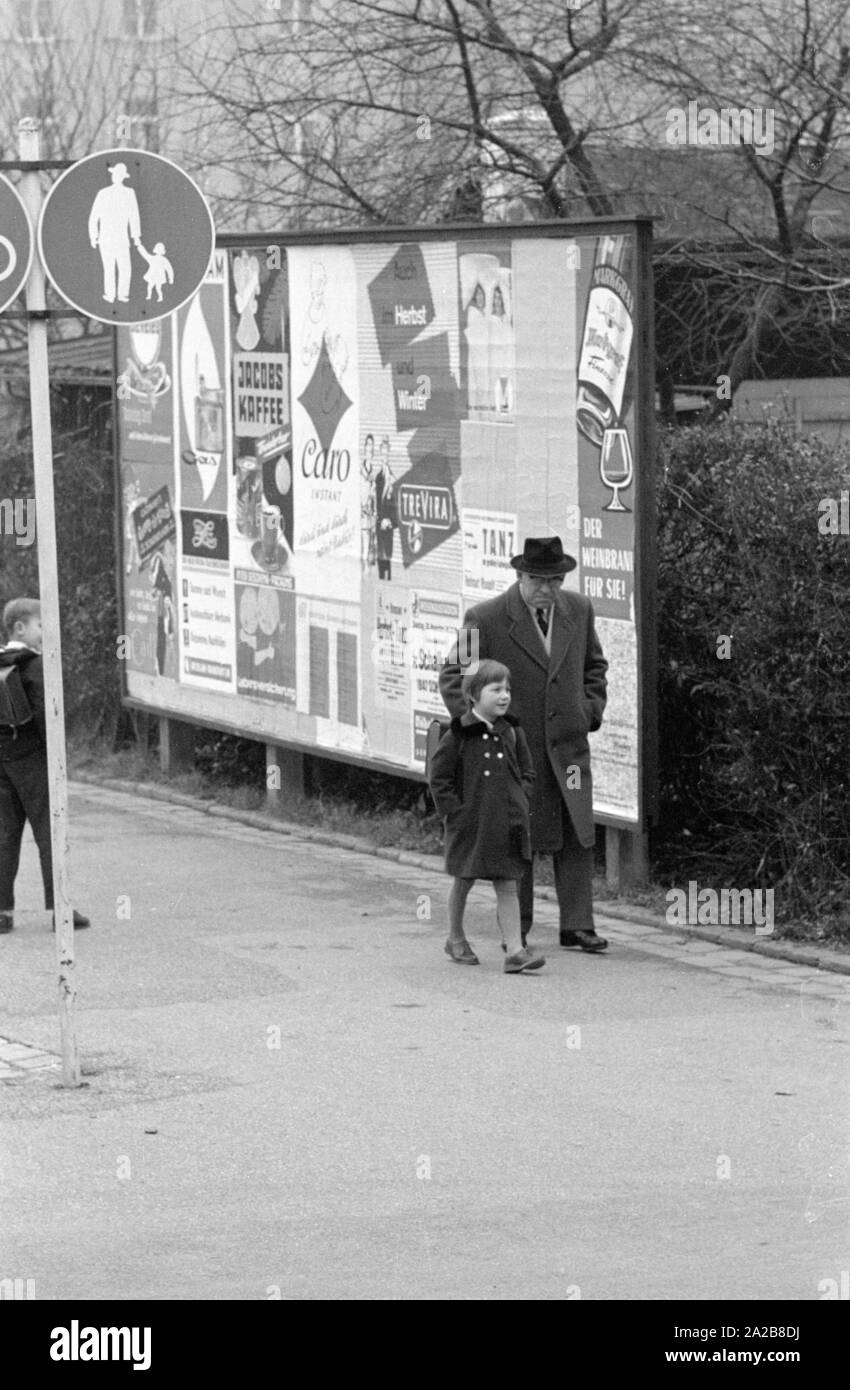 Sur le chemin de l'école, une jeune fille est abordée par un inconnu, un policier en civil. La photo a été prise dans le cadre d'une expérience d'enlèvement d'enfant de la Kriminalpolizei Augsbourg. Banque D'Images