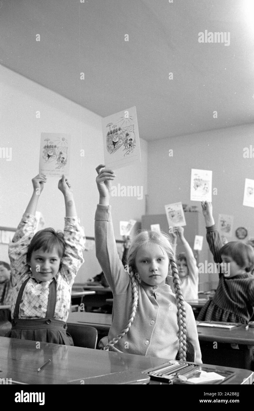 L'école élémentaire les élèves présentent leurs dessins en couleur. Le dessin montre des enfants d'être approché par un homme, un ravisseur potentiel.La photo a été prise dans le cadre d'un test à l'enlèvement d'enfants de la Kriminalpolizei Augsbourg. Banque D'Images