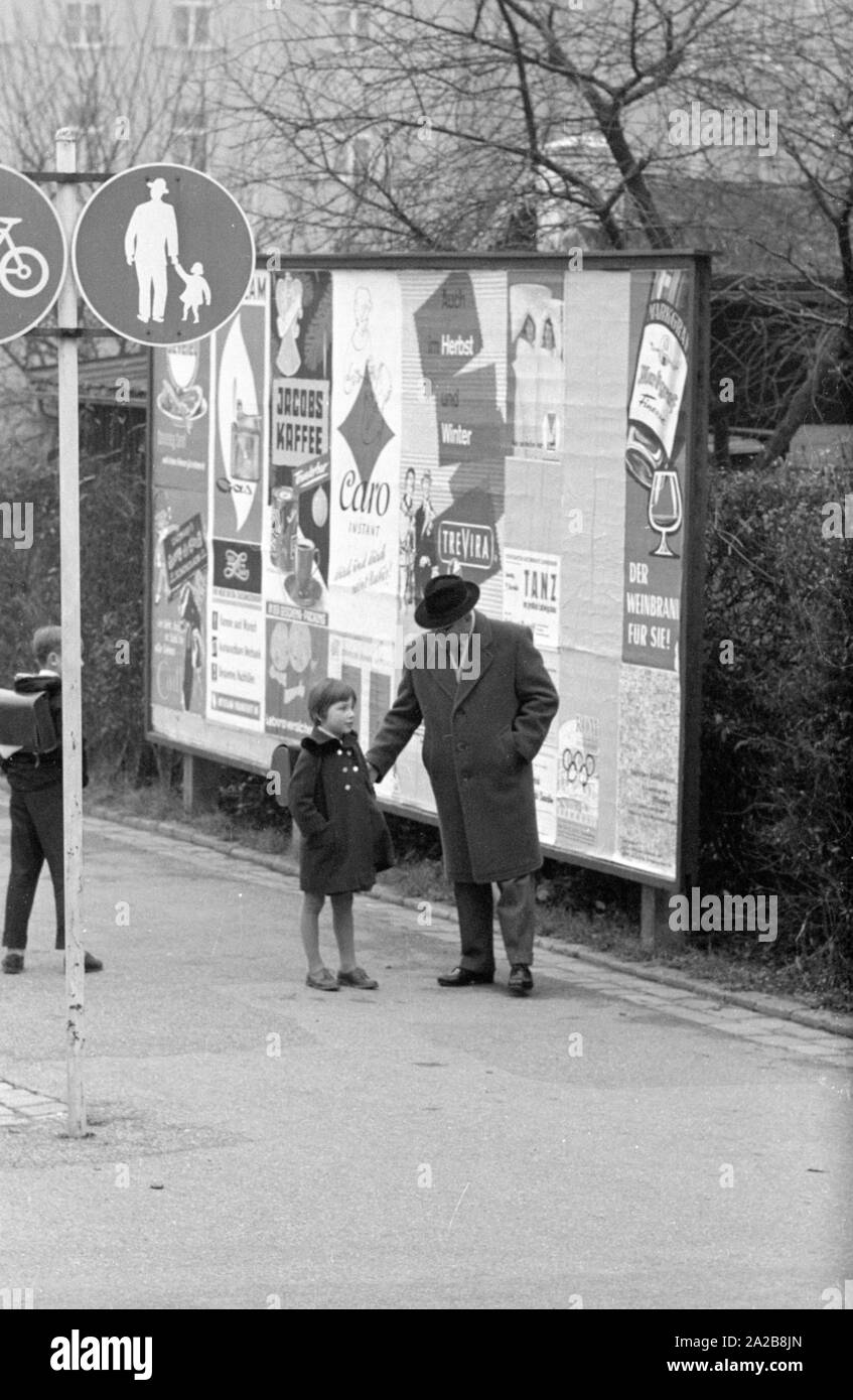 Une jeune fille est abordée par un inconnu, un policier en civil, sur le chemin de l'école. La photo a été prise dans le cadre d'une expérience d'enlèvement d'enfant de la Kriminalpolizei Augsbourg. Banque D'Images