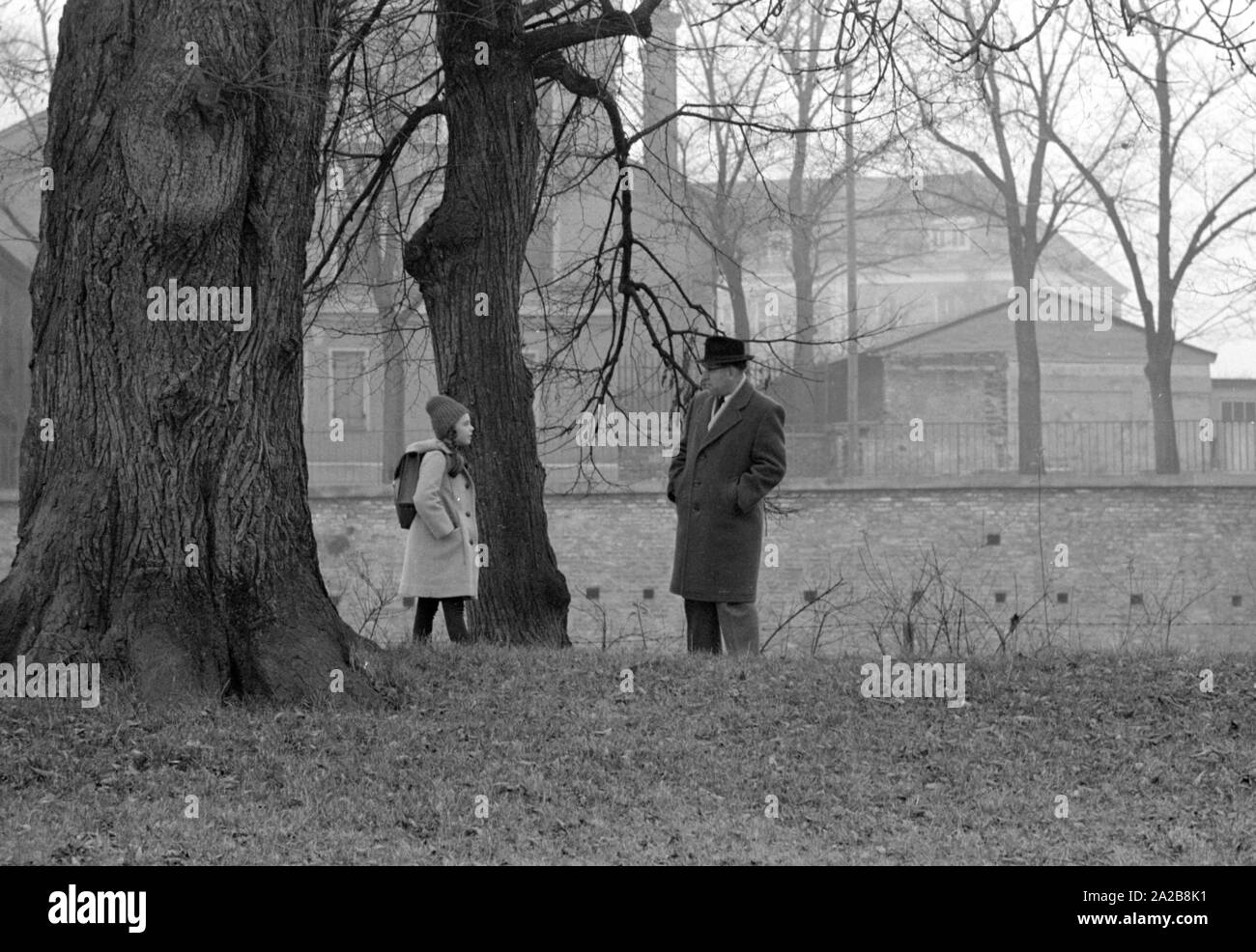 Une jeune fille est abordée par un inconnu, un policier en civil, sur le chemin de l'école. La photo a été prise dans le cadre d'une expérience d'enlèvement d'enfant de la Kriminalpolizei Augsbourg. Banque D'Images