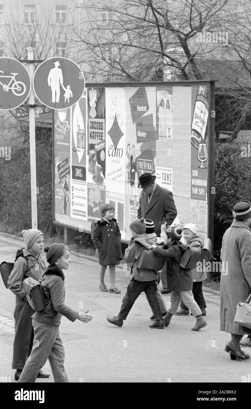 Sur le chemin de l'école, une jeune fille est abordée par un inconnu, un policier en civil. La photo a été prise dans le cadre d'une expérience d'enlèvement d'enfant de la Kriminalpolizei Augsbourg. Banque D'Images