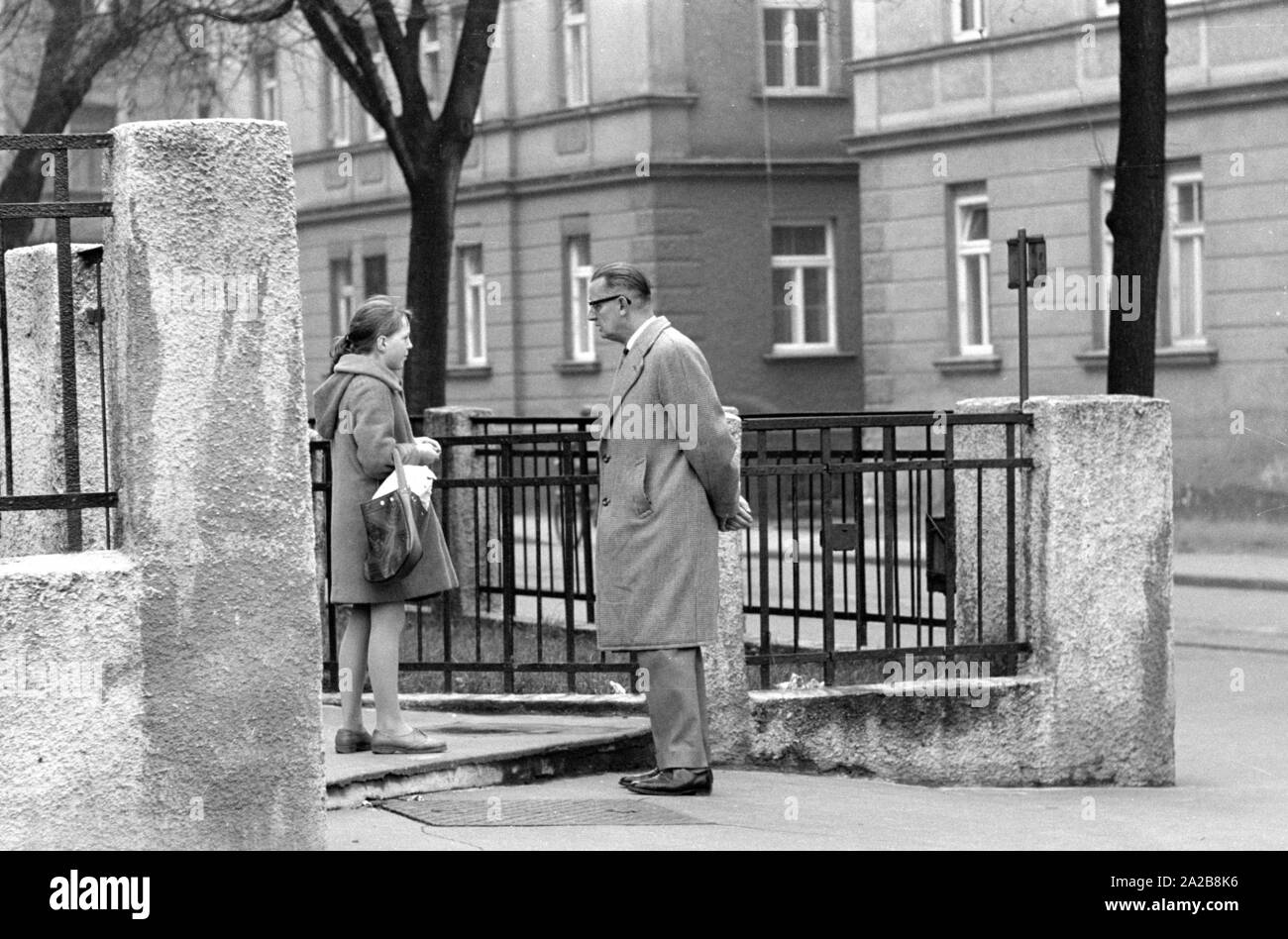 Une jeune fille est abordée par un inconnu, un policier en civil, sur le chemin de l'école. La photo a été prise dans le cadre d'une expérience d'enlèvement d'enfant de la Kriminalpolizei Augsbourg. Banque D'Images