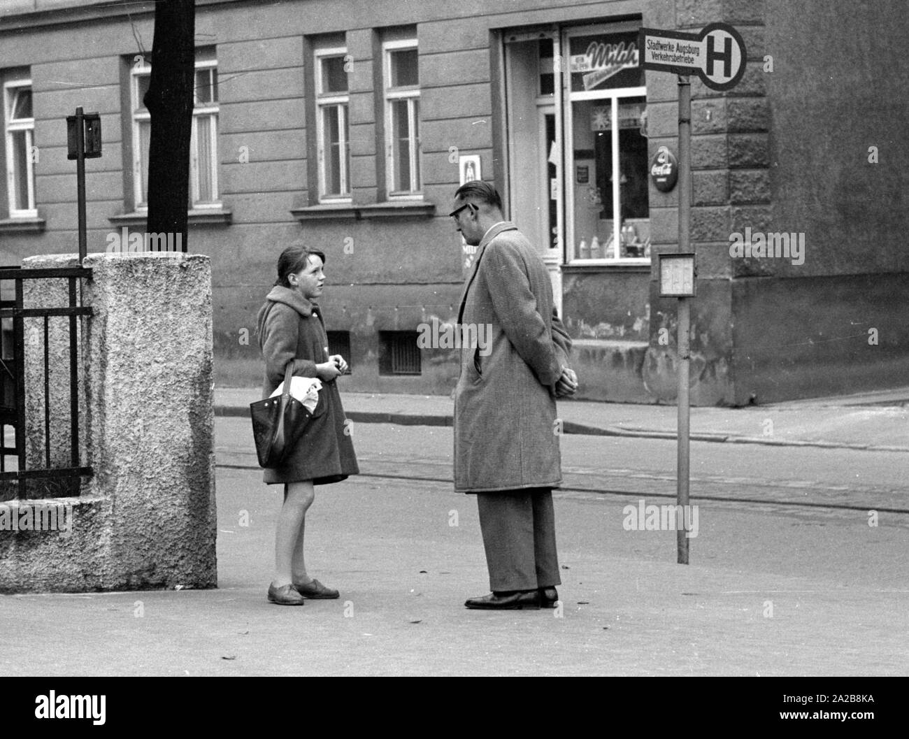 Une jeune fille est abordée par un inconnu, un policier en civil, sur le chemin de l'école. La photo a été prise dans le cadre d'une expérience d'enlèvement d'enfant de la Kriminalpolizei Augsbourg. Banque D'Images