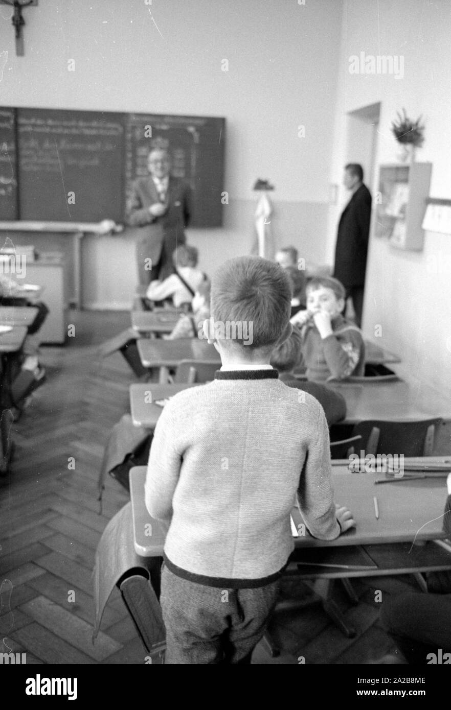 Dans une salle de classe à Augsburg, un étudiant répond à la question de l'enseignant. La photo a été prise dans le cadre d'un test à l'enlèvement d'enfants de la Kriminalpolizei Augsbourg. Banque D'Images