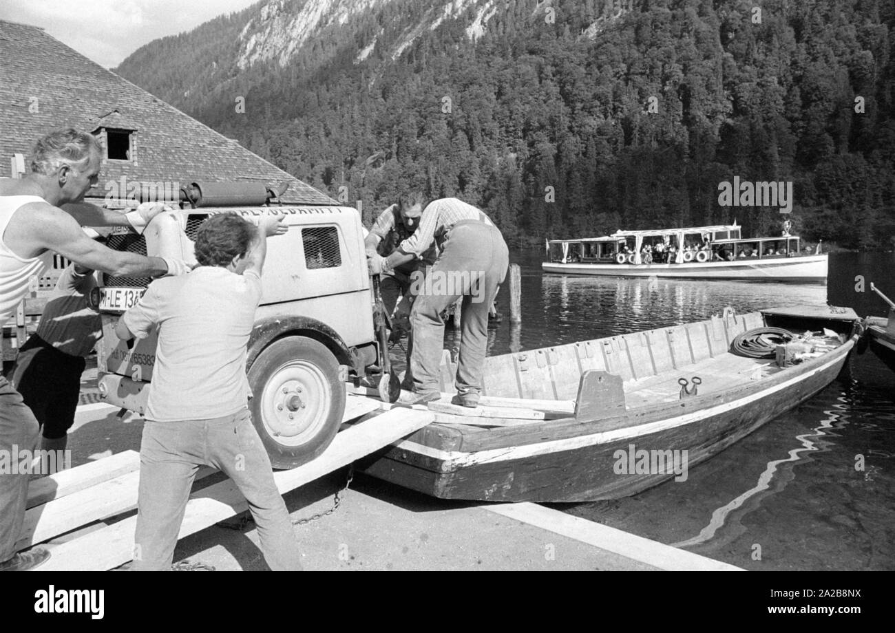 Les machines nécessaires à la restauration de l'église de pèlerinage Saint Bartholomew's doivent être transportées par bateau. Banque D'Images