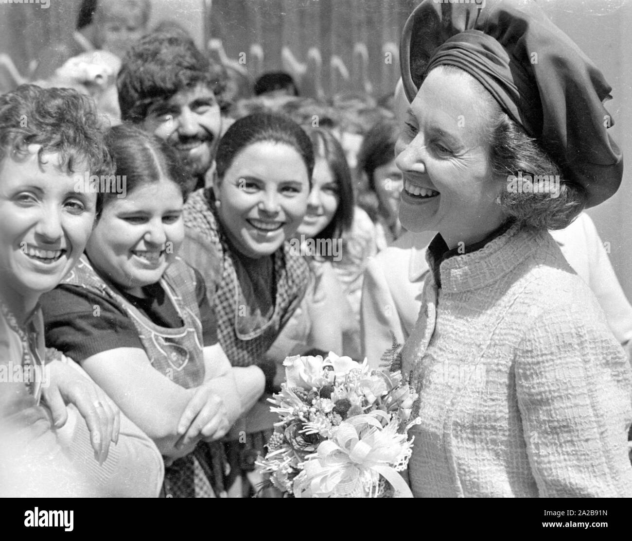 À la fin d'avril 1971, le couple royal belge a visité Munich. Sur la photo : La Reine Fabiola se félicite de la foule en face de l'Siemenswerke. Banque D'Images