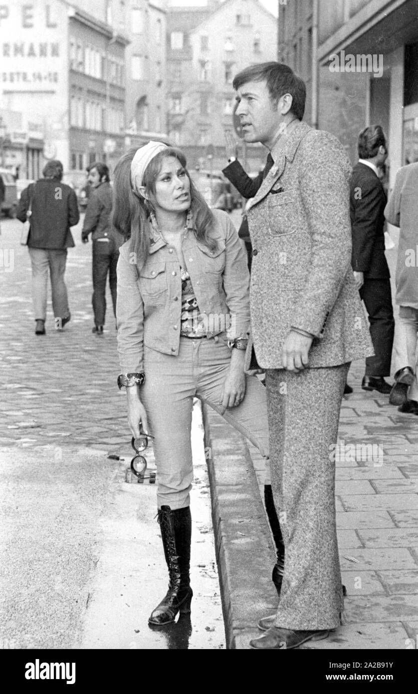 Le 03.04.1971 le parti néo-nazi allemand 'People's Union' (aujourd'hui NPD) a organisé sa première grande manifestation en Schwabinger Bräu à Munich, sous la direction de l'éditeur Gerhard Frey. Il y avait un meeting de protestation avec des hommes politiques, une contre-manifestation et blocus de l'immeuble. Sur la photo : les gens à l'événement. Banque D'Images