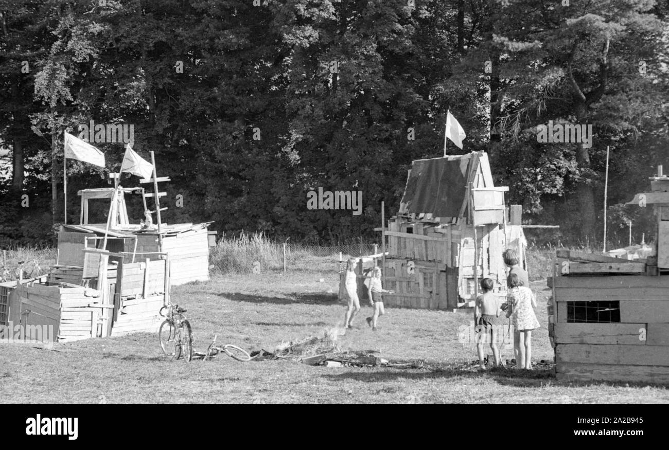 Les enfants sur une aire d'aventure en Fuerstenried près de Munich. Banque D'Images