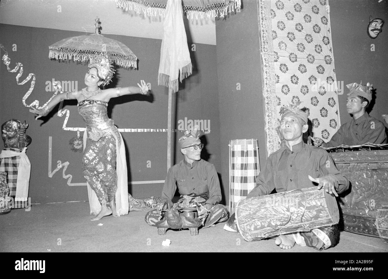 Sous la devise "L'art et de la mode de l'Indonésie" un défilé a lieu dans l'hôtel "Holiday Inn" (à Munich). Il y a également un spectacle de danse balinaise traditionnelle. Banque D'Images