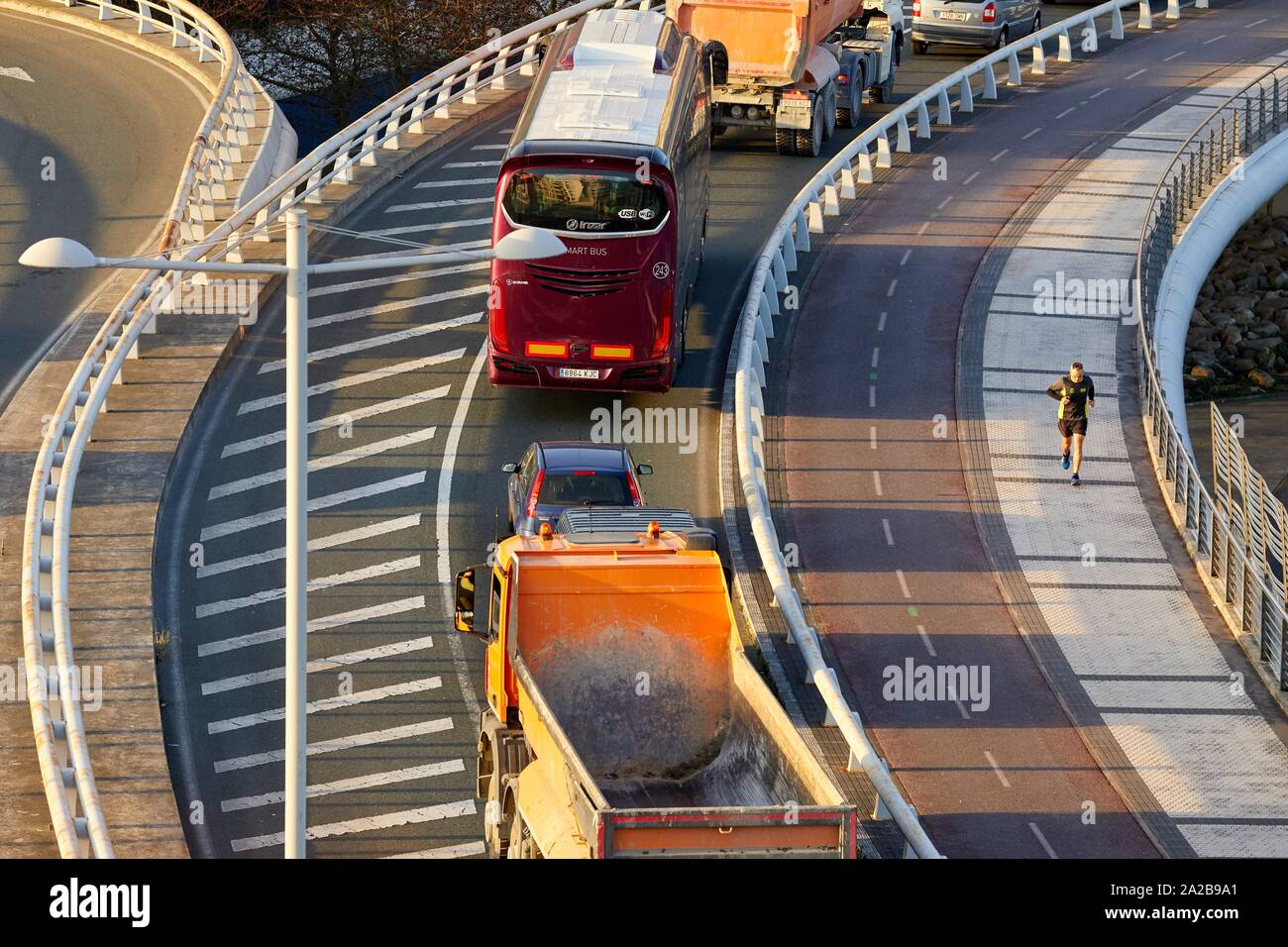 Route, piste cyclable et pédestre de trottoir, Paseo Ribera de Loiola, Donostia, San Sebastian, Gipuzkoa, Pays Basque, Espagne, Europe Banque D'Images